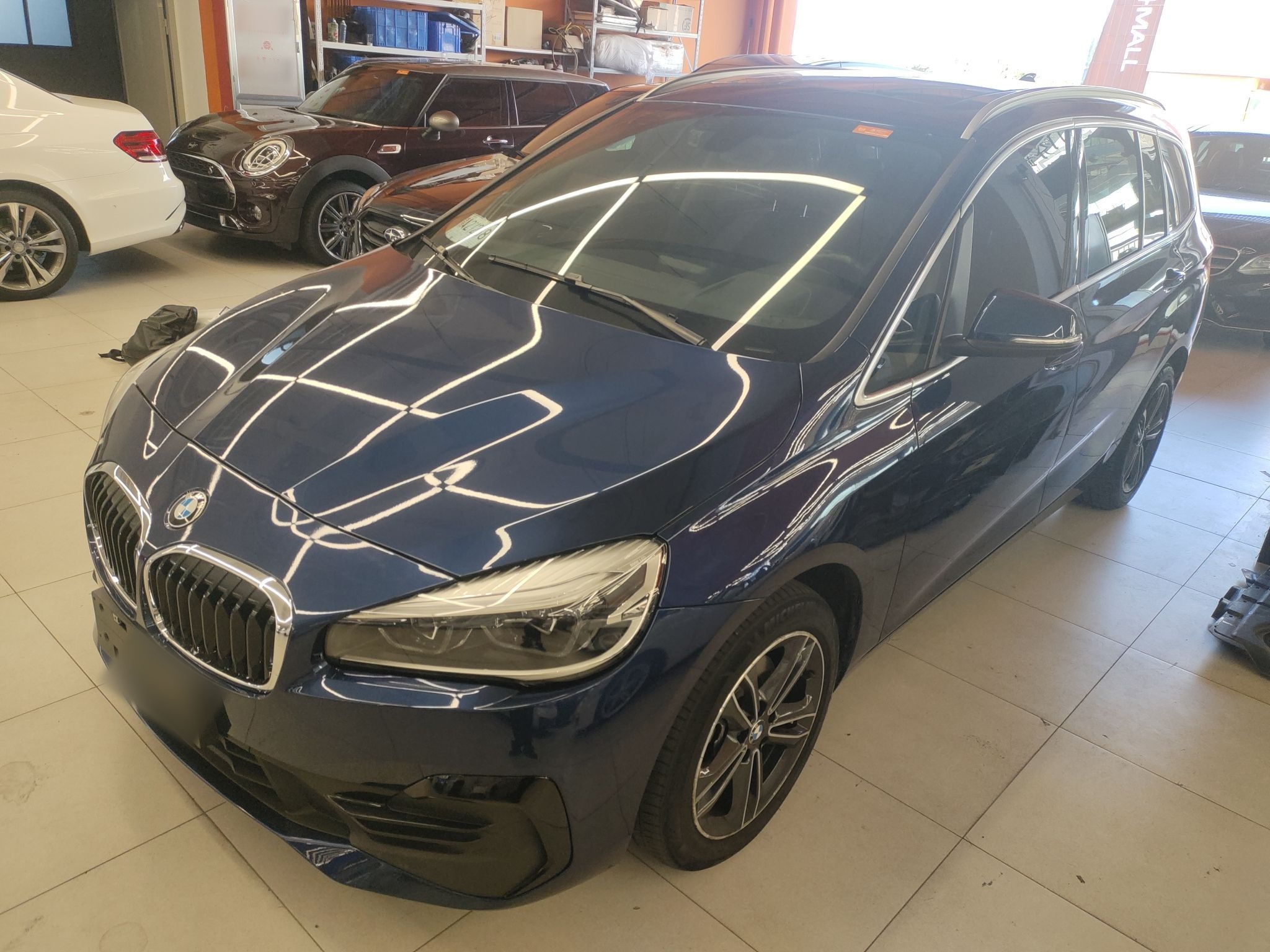 تحت مقدمة السيارة