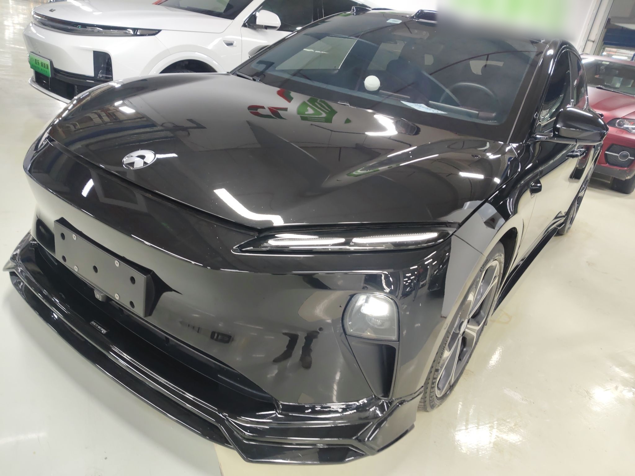 تحت مقدمة السيارة