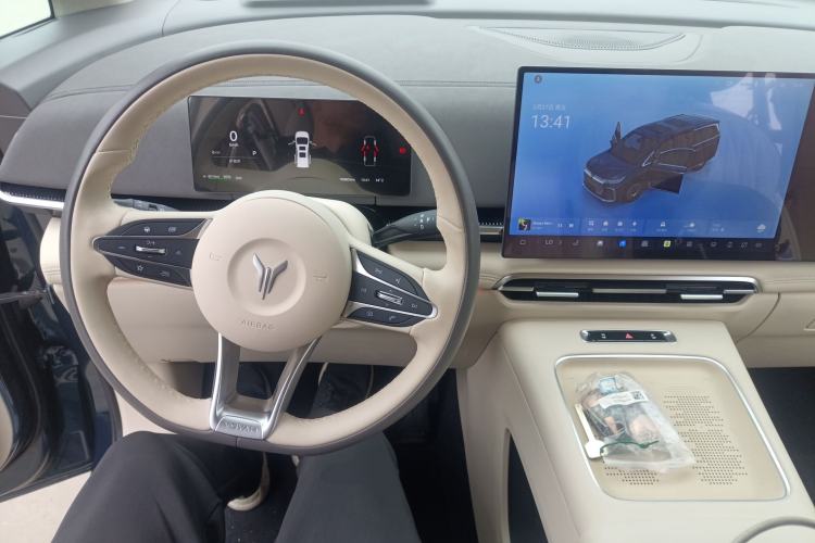 Used VOYAH Dream 2025 EV Four-Wheel Drive Flagship Kunpeng Edition
