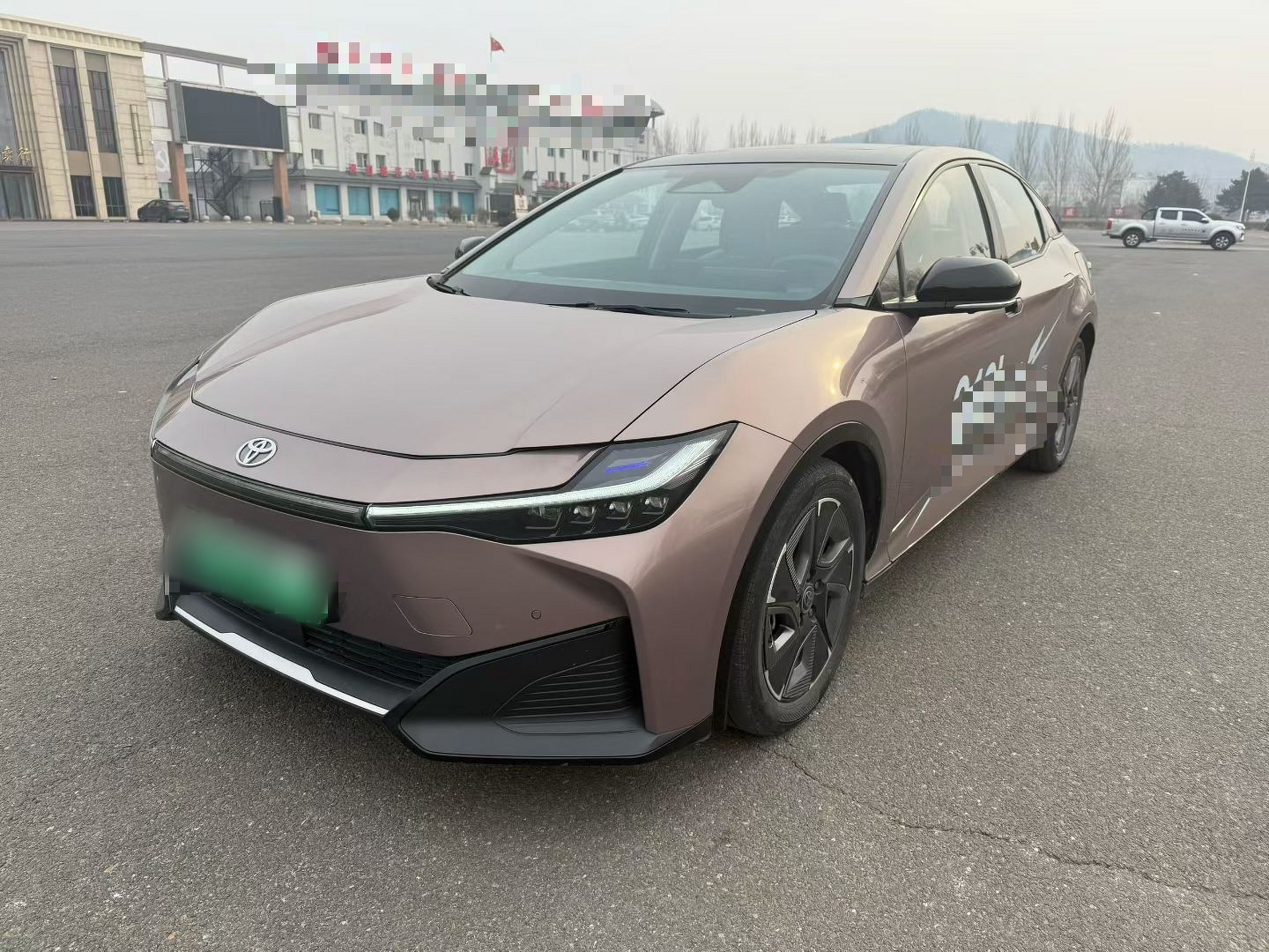 Под передней частью автомобиля