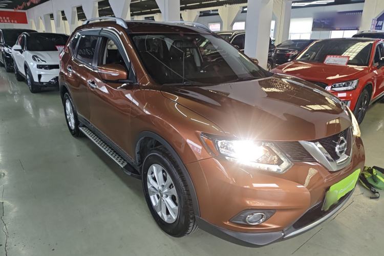 Used Nissan X-Trail 2015 2.0L CVT Comfort MAX Edition 2WD Front Right 45 Deg