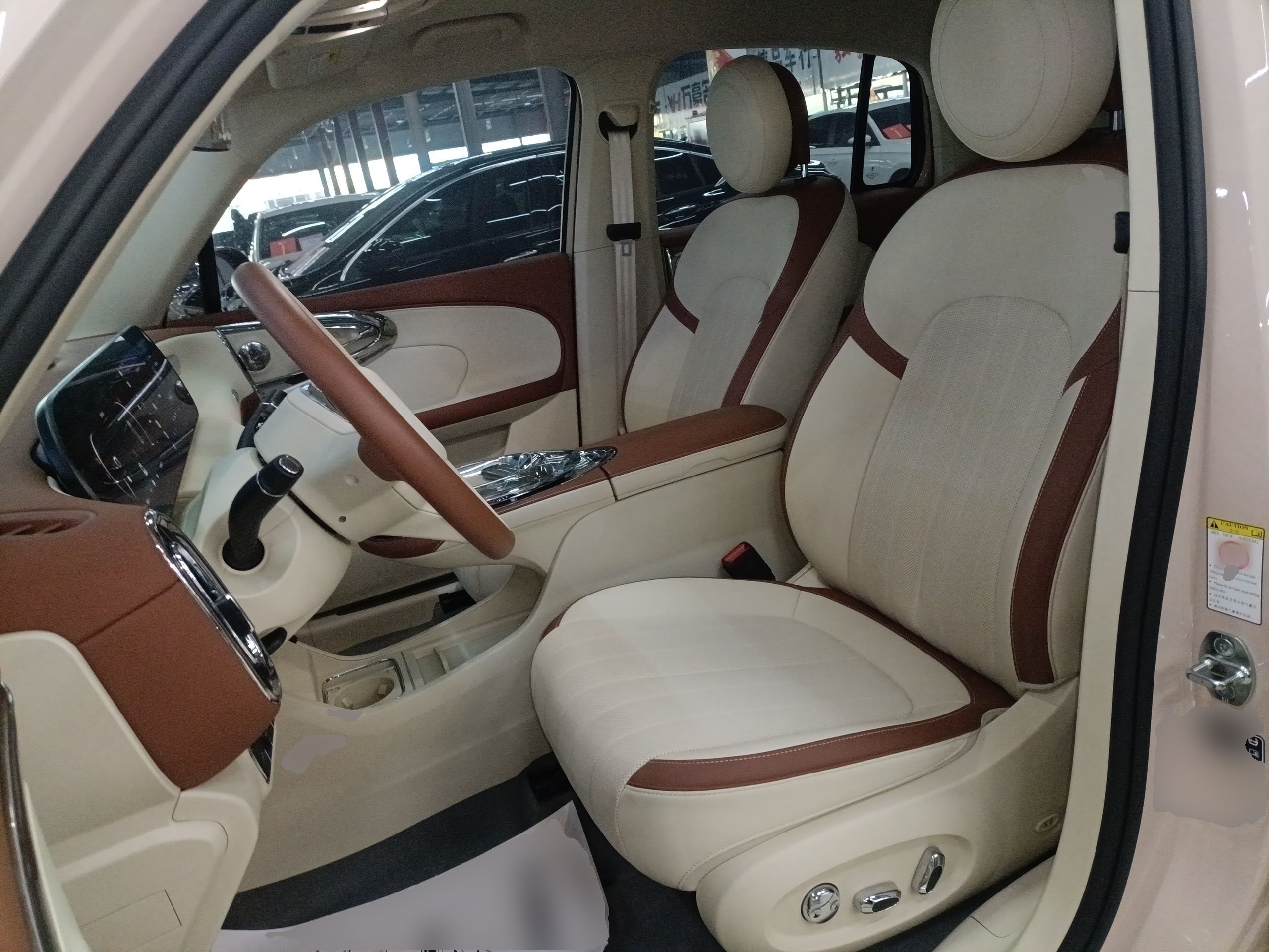 المقاعد الأمامية داخل السيارة