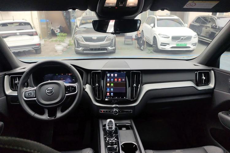 Used Volvo XC60 New Energy 2025 Plug-in Hybrid Long-Range All-Wheel Drive Zhiyuan Extreme Night Black Edition Center Console