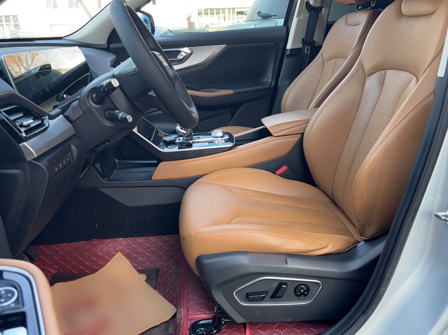 المقاعد الأمامية داخل السيارة