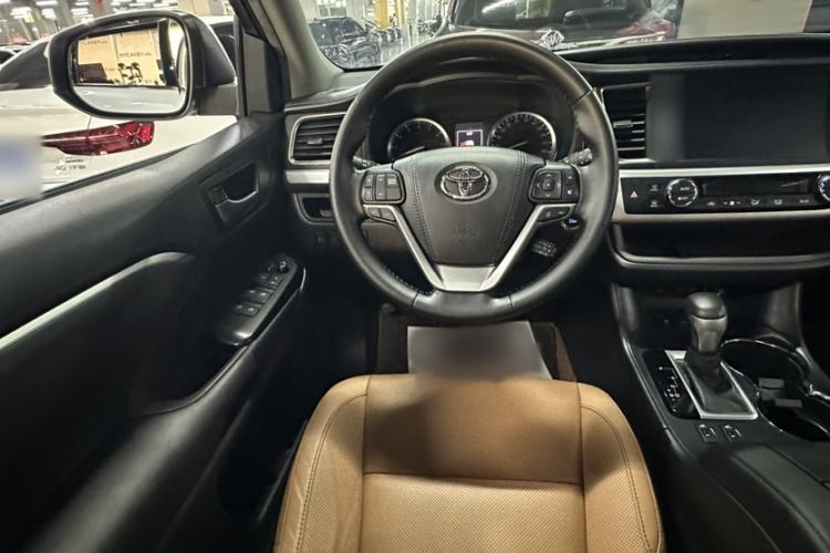 Used Toyota Highlander 2018 2.0T Four-Wheel Drive Knight Edition 7 Seats China VI Standard Interior 3