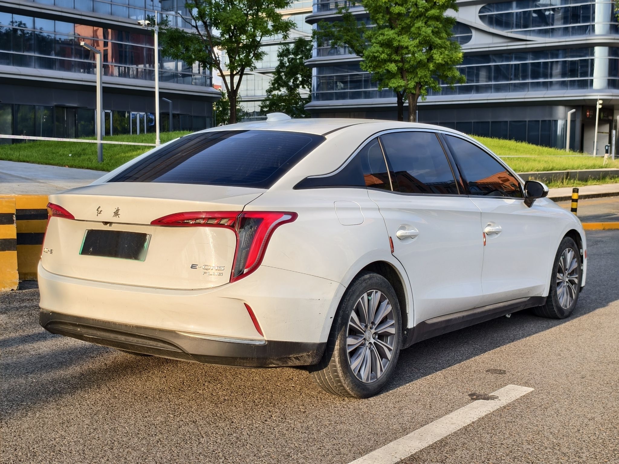 Hongqi E-QM5 2023 620km PLUS — снимка 8
