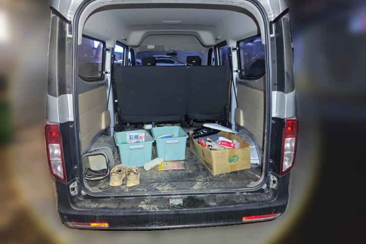 Used CHANGAN KUAYUE Xing V3 2023 1.5L Gasoline Comfort Edition 5-Seat Passenger Vehicle Trunk