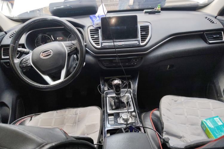 Used FAW Senya R9 2018 1.2T Manual Luxury Smart Edition Center Console