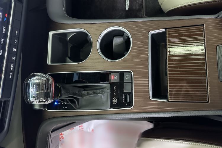 Used Toyota SIENNA 2023 2.5L Hybrid Comfort Edition Gear Lever