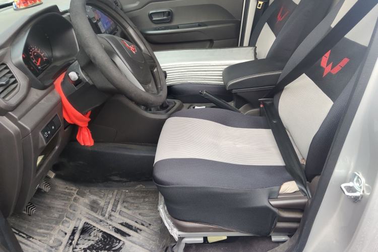 Used Wuling Hongguang V 2022 1.5L Jingqu Edition Enclosed-Window Vehicle with Hydraulic Power Steering LAR