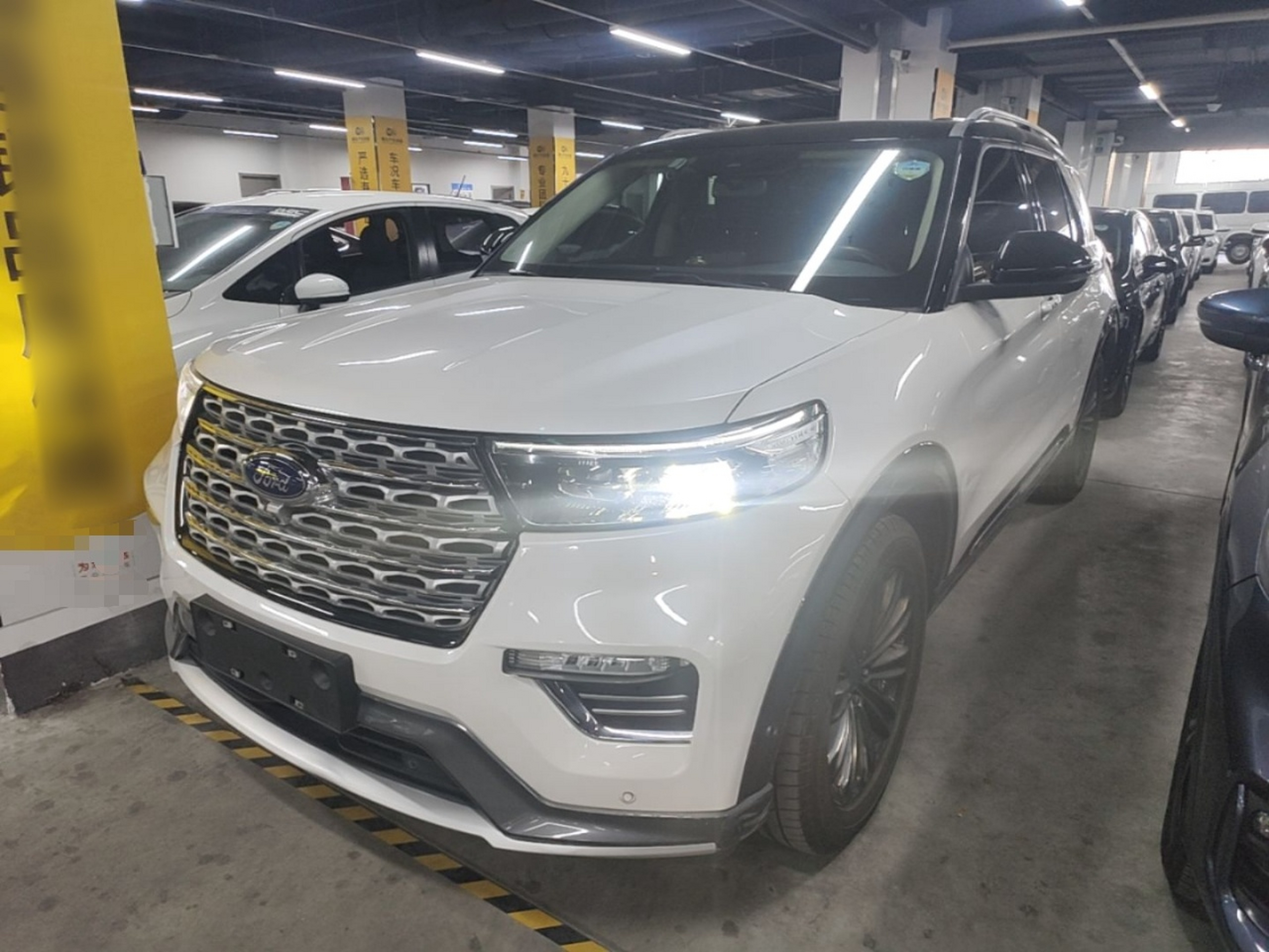 Под передней частью автомобиля