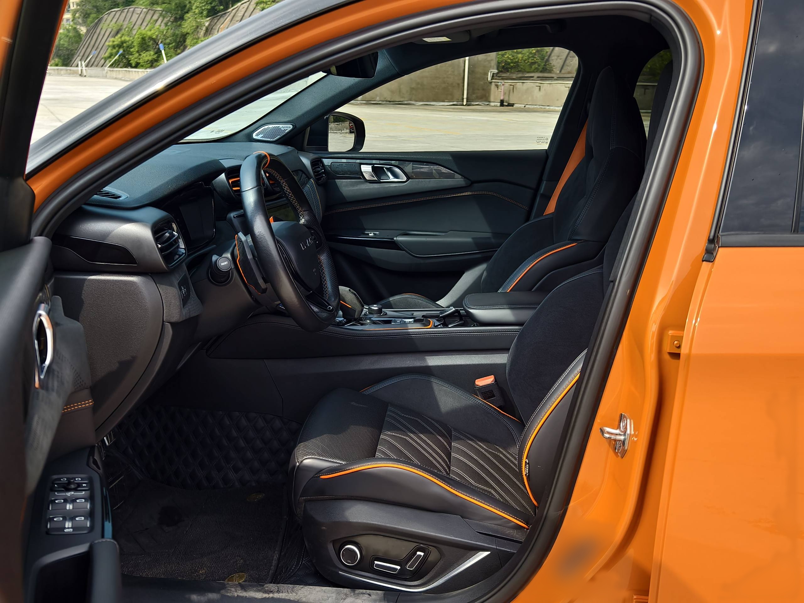 Переднее сиденье в автомобиле