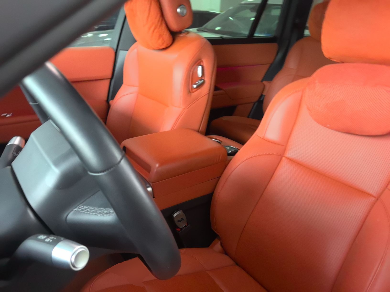 المقاعد الأمامية داخل السيارة