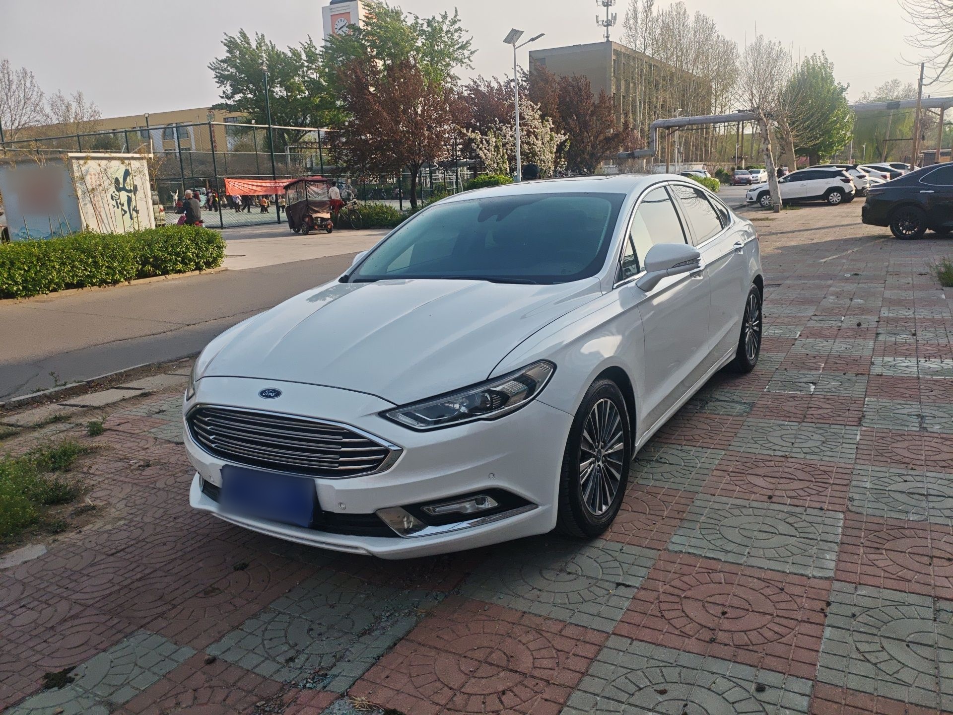 Под передней частью автомобиля