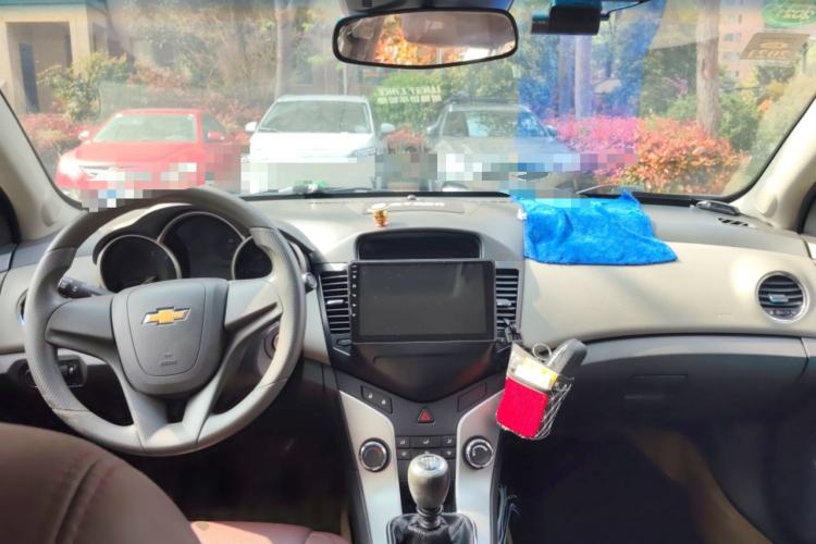 Used Chevrolet Cruze 2012 1.6L SL MT Center Console