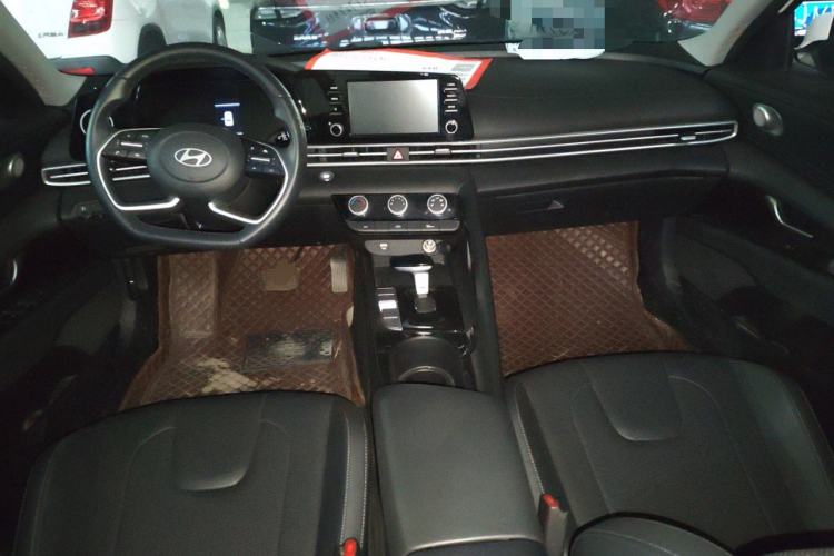 Used Hyundai Elantra 2023 1.5L CVT GLX Elite Edition Center Console