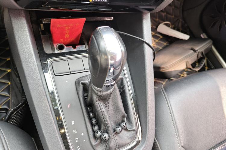 Used Volkswagen Sagitar 2015 1.6L Automatic Comfort Model Gear Lever