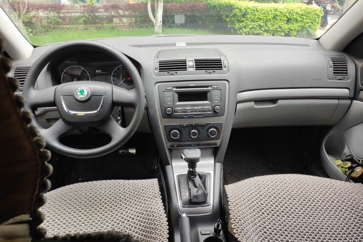 Used Skoda Octavia 2013 1.6L Automatic Yijie Edition Center Console
