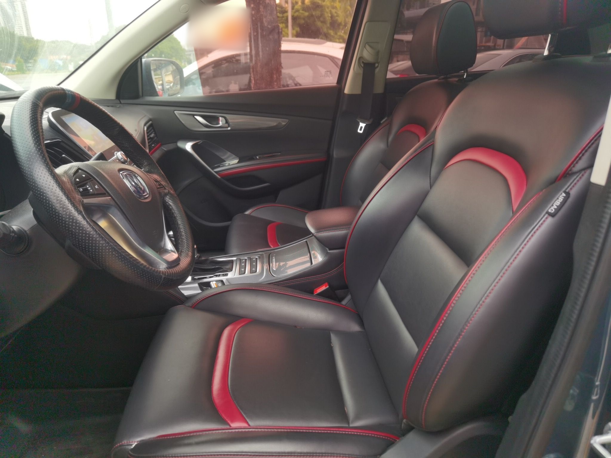 Переднее сиденье в автомобиле