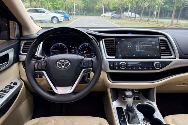 Used Toyota Highlander 2018 2.0T Two-Wheel Drive Luxury Edition 7 Seats China VI Standard Interior 3