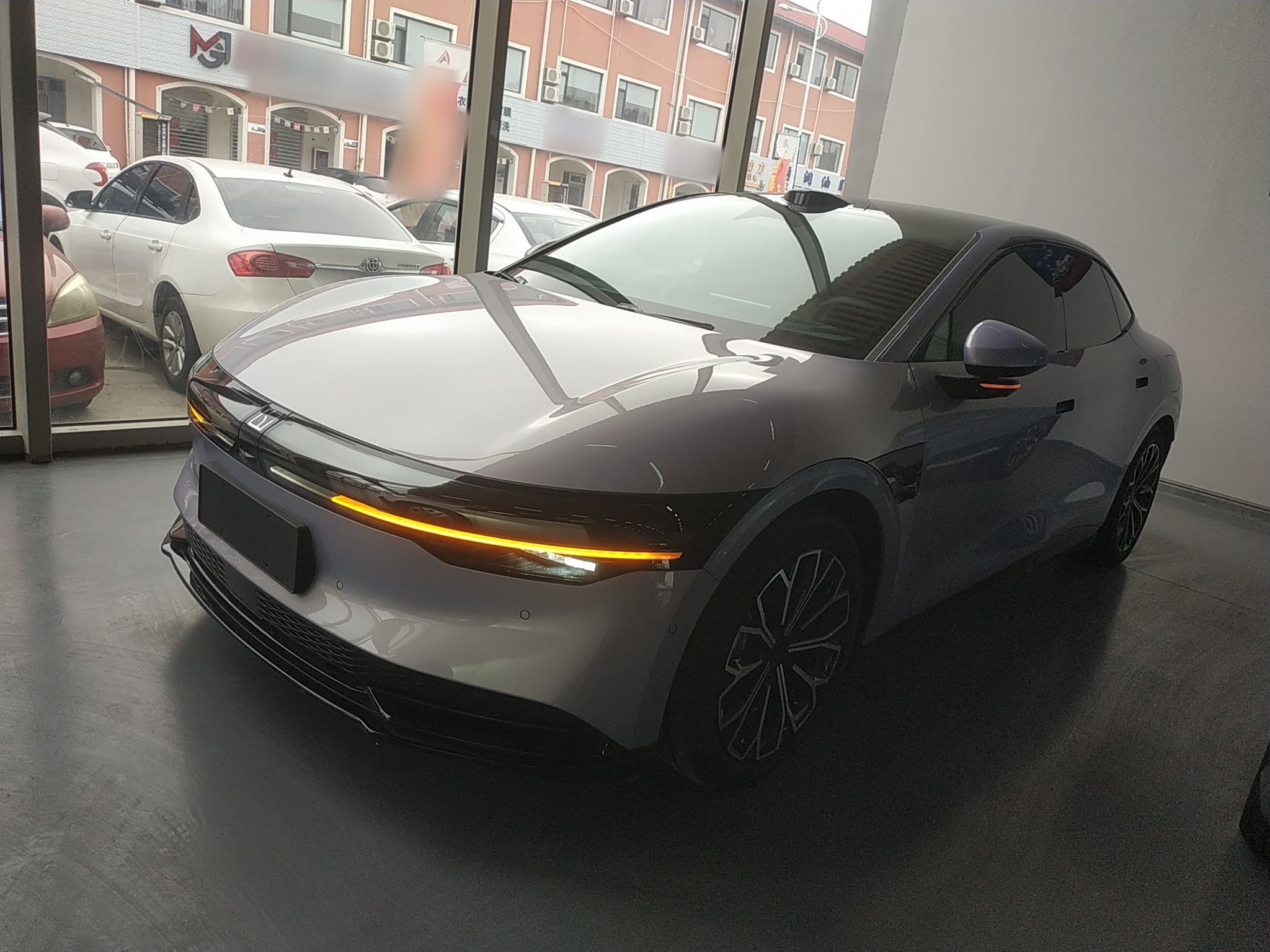 تحت مقدمة السيارة