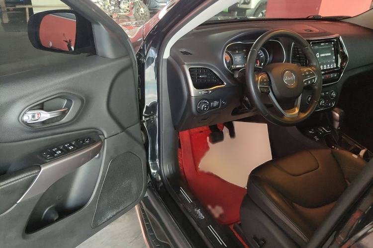 Used Jeep Cherokee 2019 2.0T Four-Wheel Drive Exploration Edition + Autonomous Driving Smart Package China V