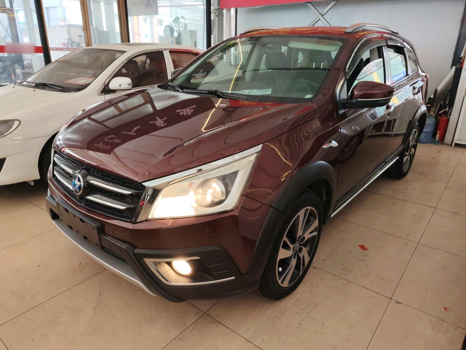 تحت مقدمة السيارة