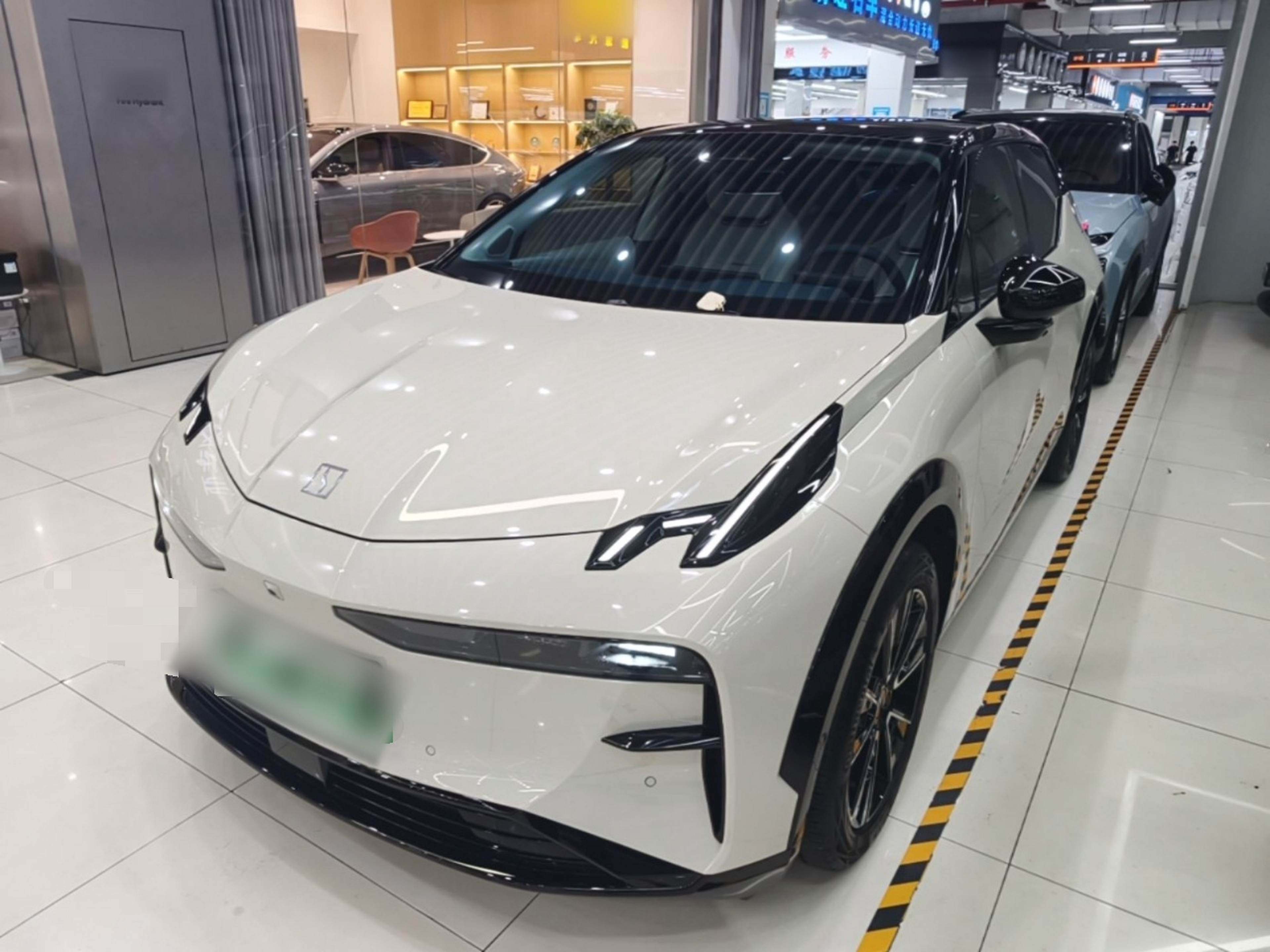 Unter der Vorderseite des Autos