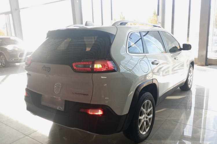 Used Jeep Cherokee 2017 2.0L Superior Edition
