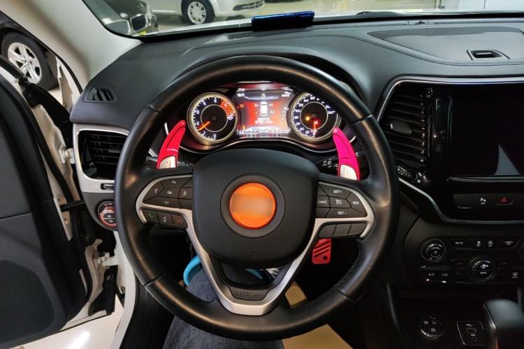 Used Jeep Cherokee 2019 2.0T Two-Wheel Drive Smart Enjoyment Version China V
