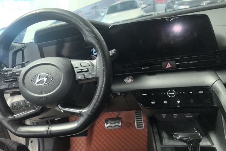Used Hyundai Elantra 2021 240TGDi DCT LUX Prestige Edition Center Console