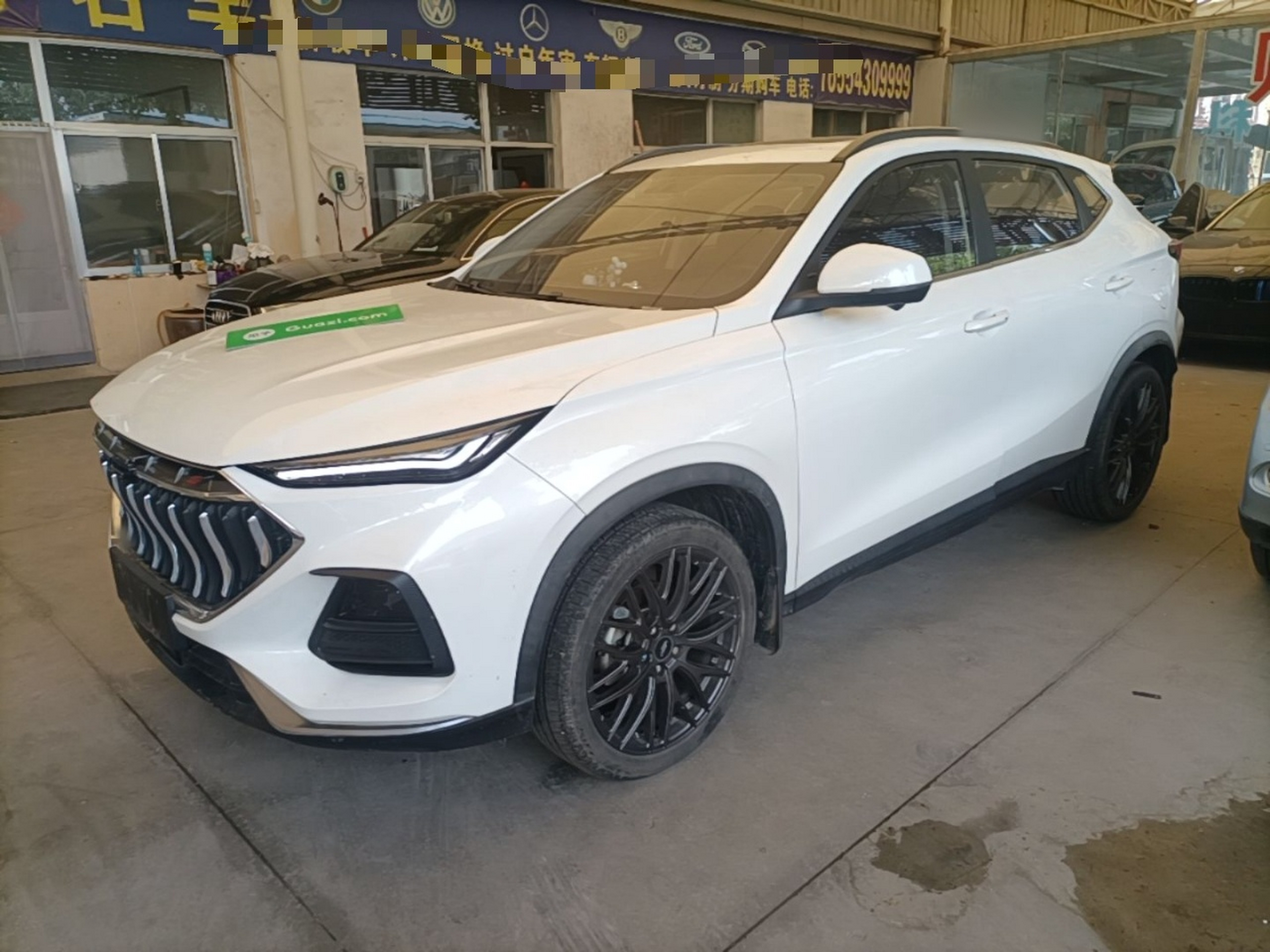 Под передней частью автомобиля