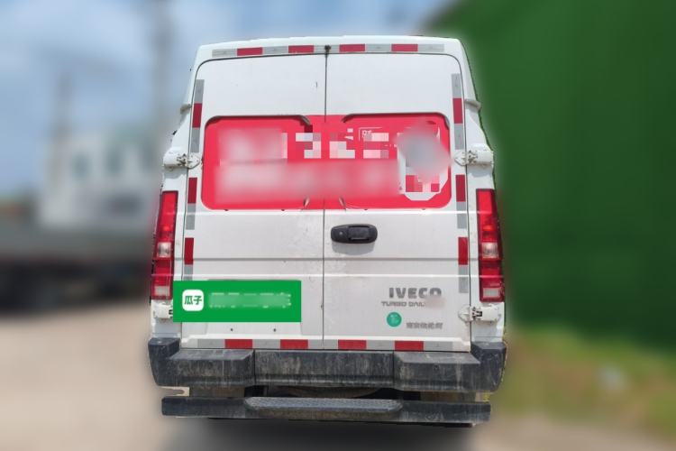Used Iveco Daily 2025 2.5T V37 Van Transporter Green Lane Enhanced Version Mid-Chassis Mid-Roof Dual Tires
