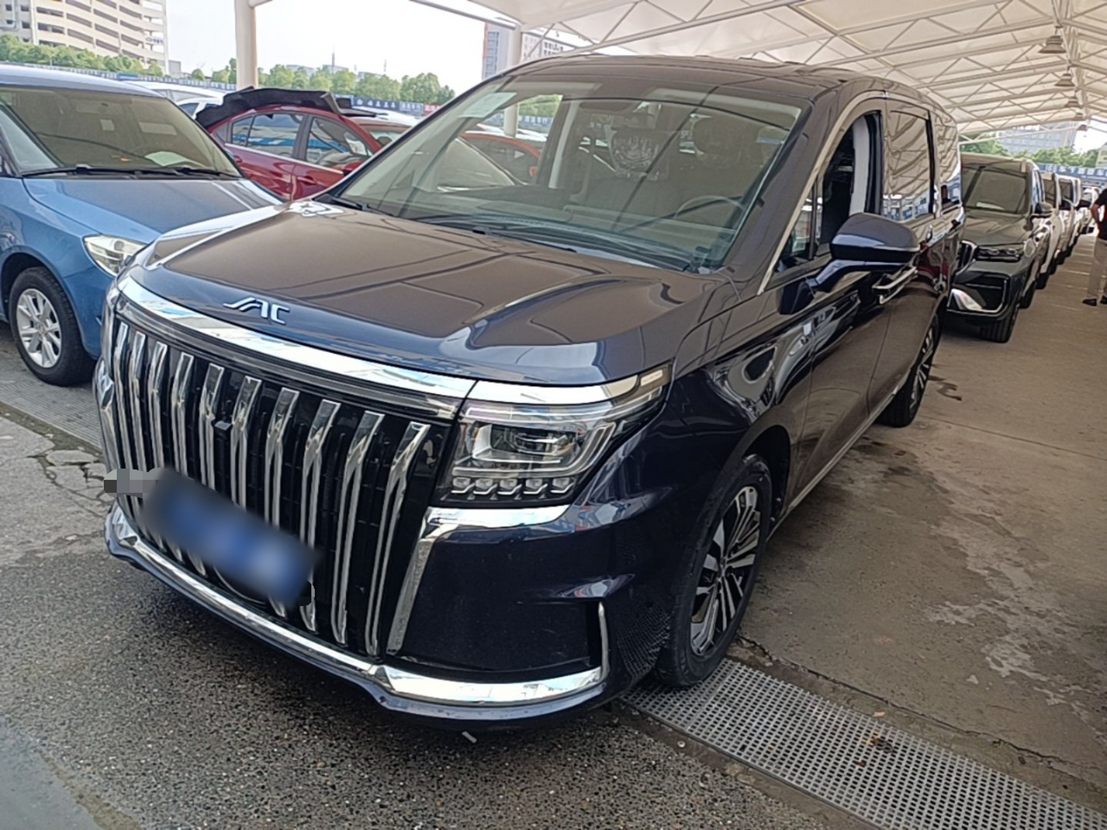Под передней частью автомобиля