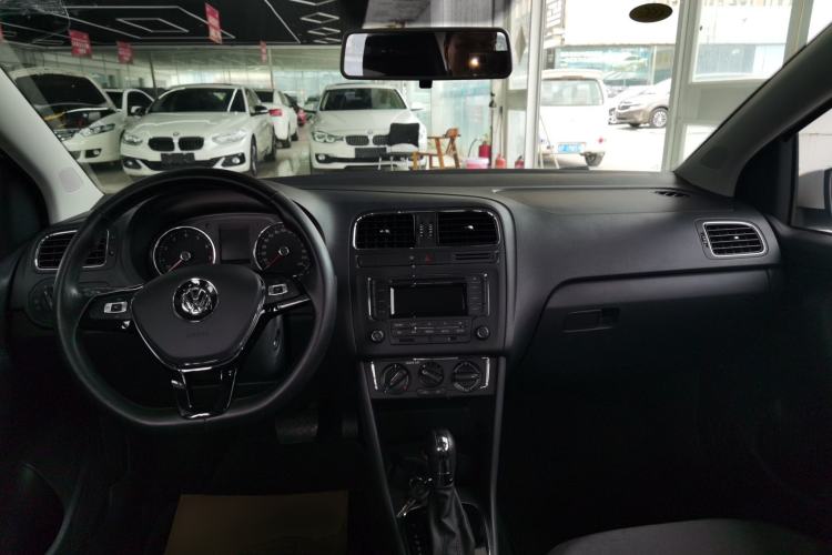 Used Volkswagen Polo 2016 1.6L Automatic Comfort Model Center Console