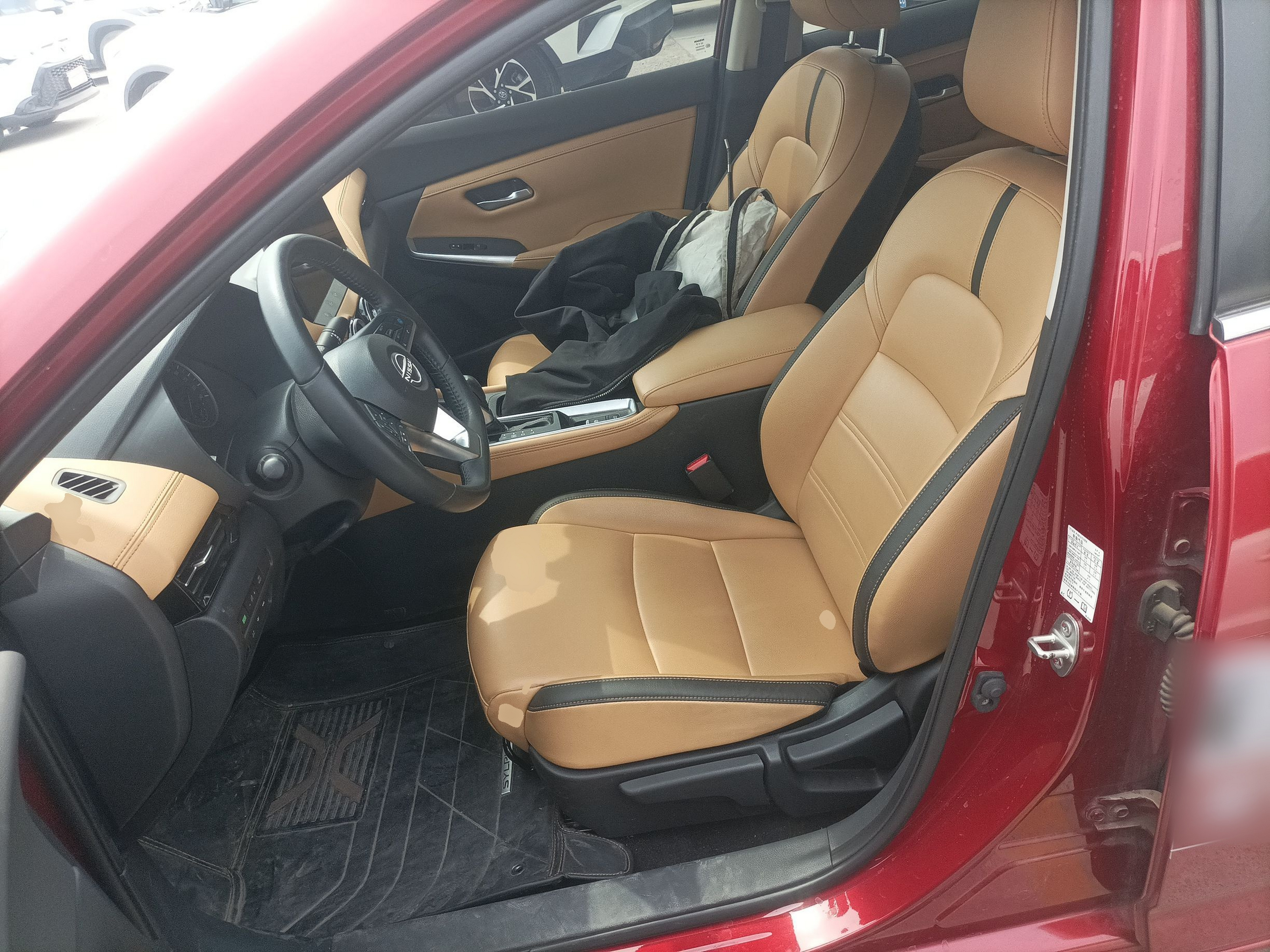 المقاعد الأمامية داخل السيارة