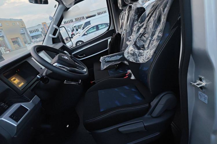 Used Dongfeng Yufeng Yufeng 2023 V9+ 2.0T Manual Front-Wheel-Drive Multi-Function Mid-Roof Van with 7/8/9 Seats
