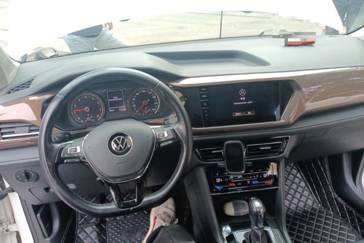 Used Volkswagen Tharu 2021 280TSI Two-Wheel-Drive Luxury Plus Edition Center Console