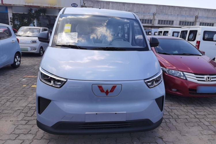 Used Wuling Yangguang 2024 300KM Comfort Version Passenger Van 75kW
