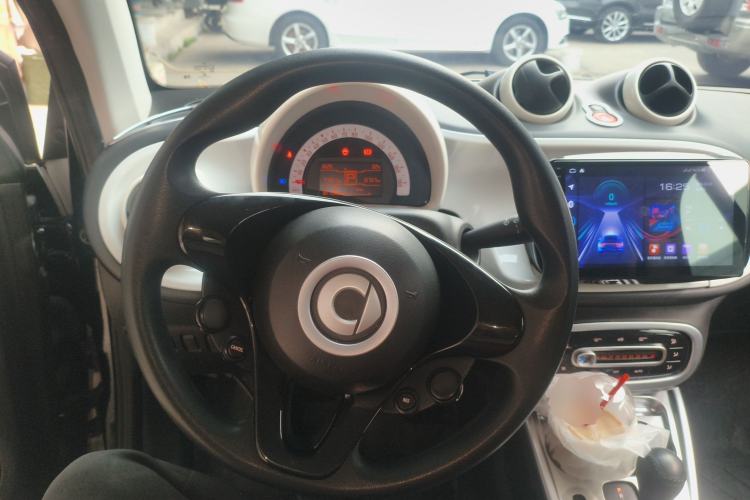 Used smart fortwo 2015 1.0L 52 kW hardtop Dynamic version
