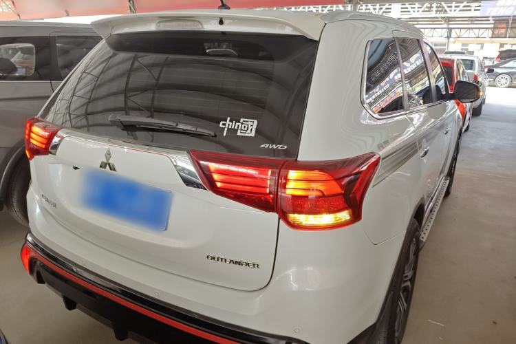 Used Mitsubishi Outlander 2016 2.4L 4x4 Luxury Edition 7-Seater
