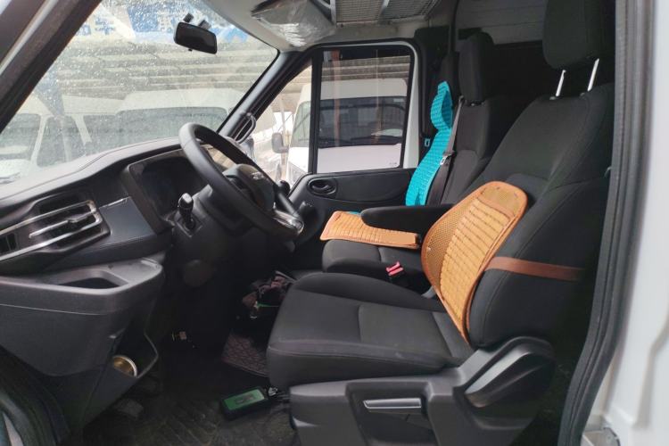 Used JMC Fushun 2025 2.0T 6MT Diesel Mid-Roof Mid-Height Commercial Multi-Purpose 7-Seater Passenger Vehicle
