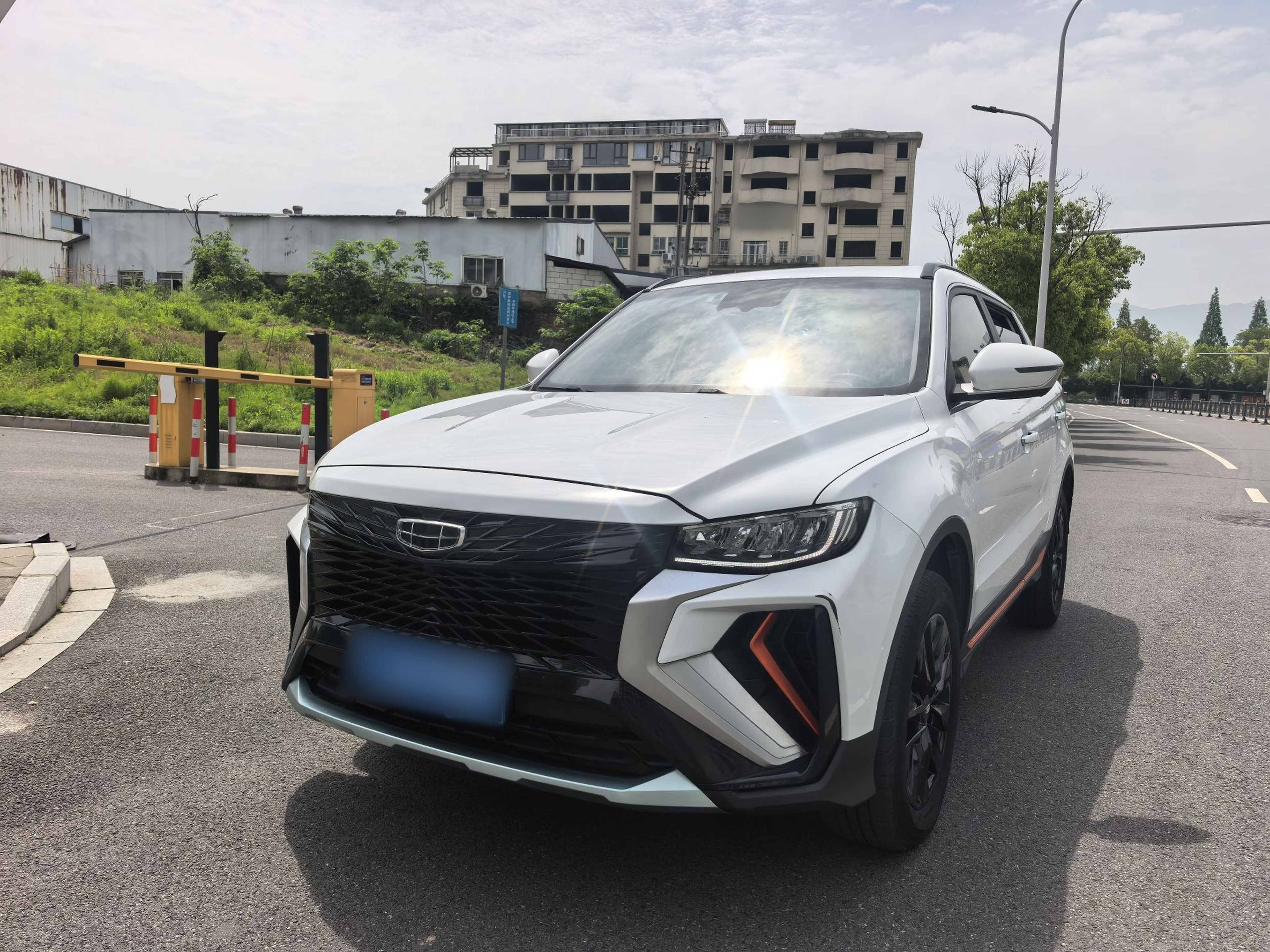 Под передней частью автомобиля