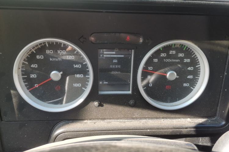 Used Iveco Daily 2023 2.5T V40 Van Long Wheelbase Mid-Roof Design Dual Tires Side-Swing Doors 2-3 Seater