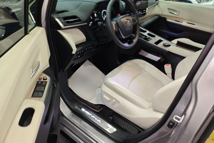 Used Toyota Sienna 2026 Model 2.5L Dual-Engine Four-Wheel-Drive Premium Edition