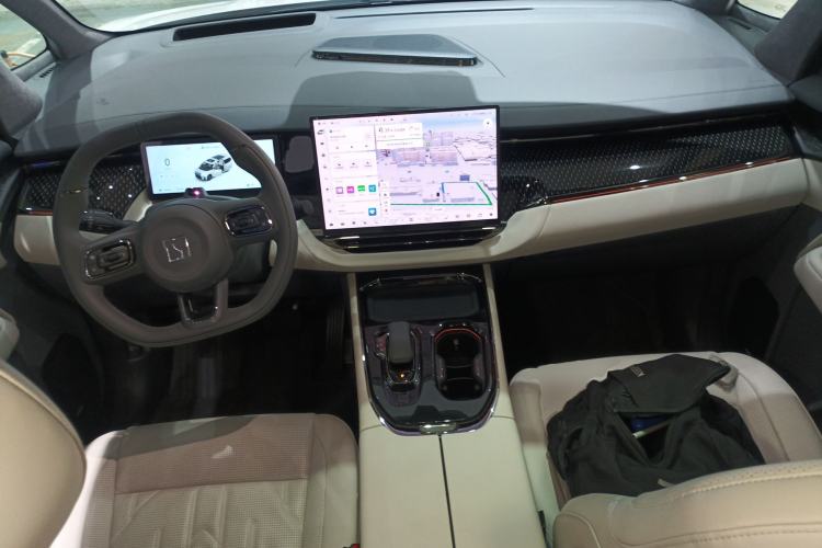 Used Zeekr 009 2024 7-Seater Aisle Version 108 kWh Center Console