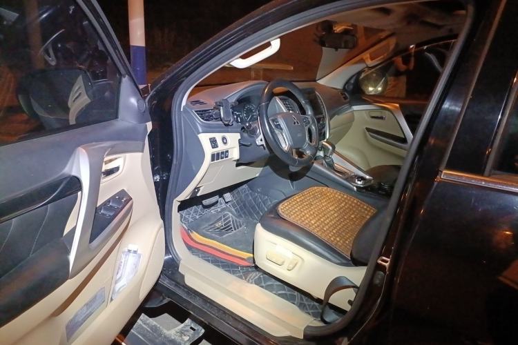 Used Mitsubishi Pajero  Driver Seat