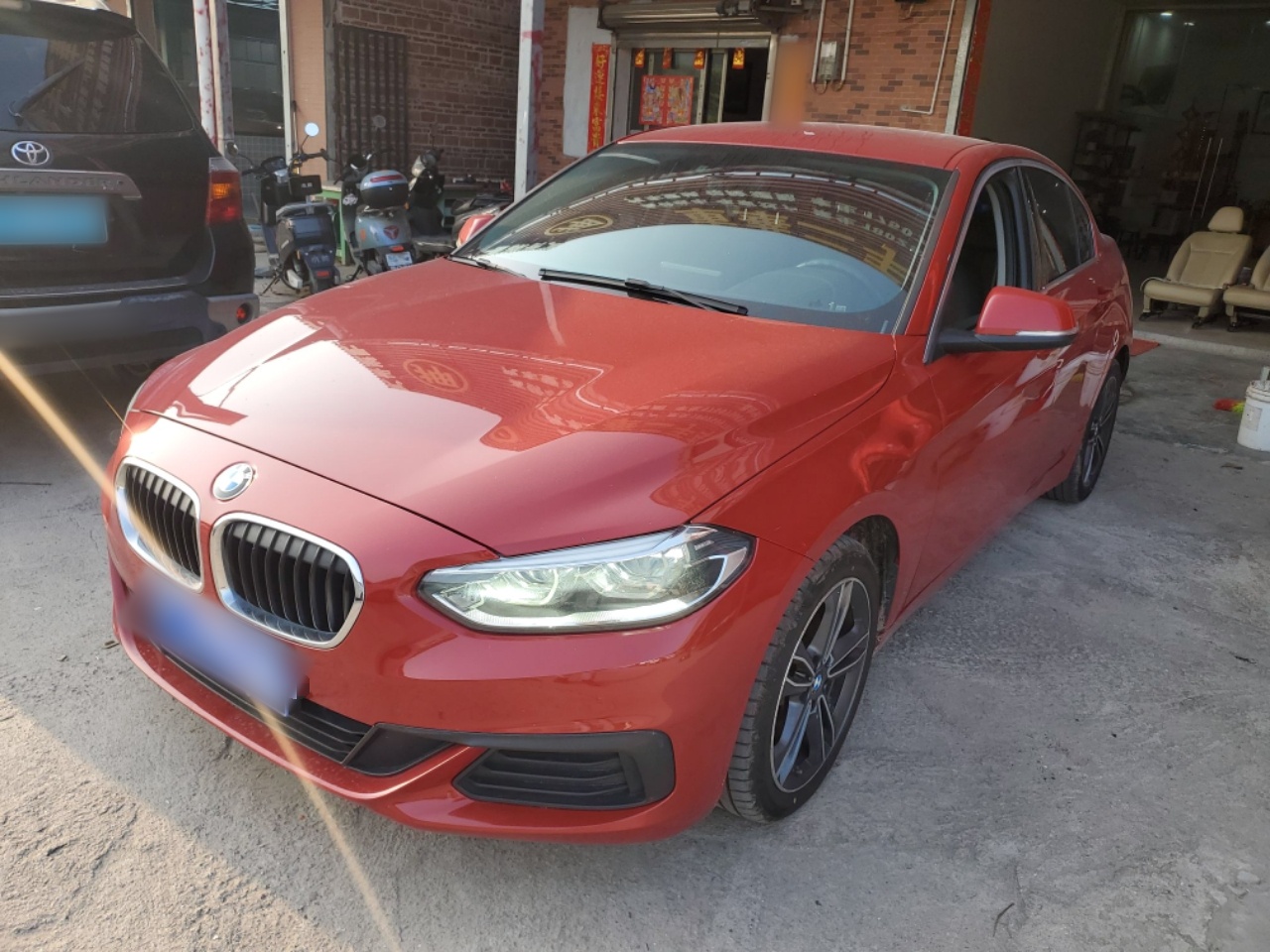 تحت مقدمة السيارة