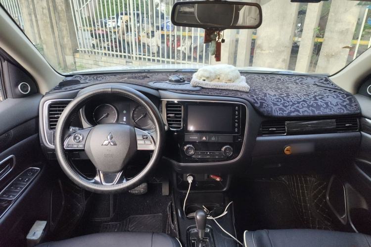 Used Mitsubishi Outlander 2019 2.0L Two-Wheel Drive Comfort Edition 5 Seats China V Standard Center Console