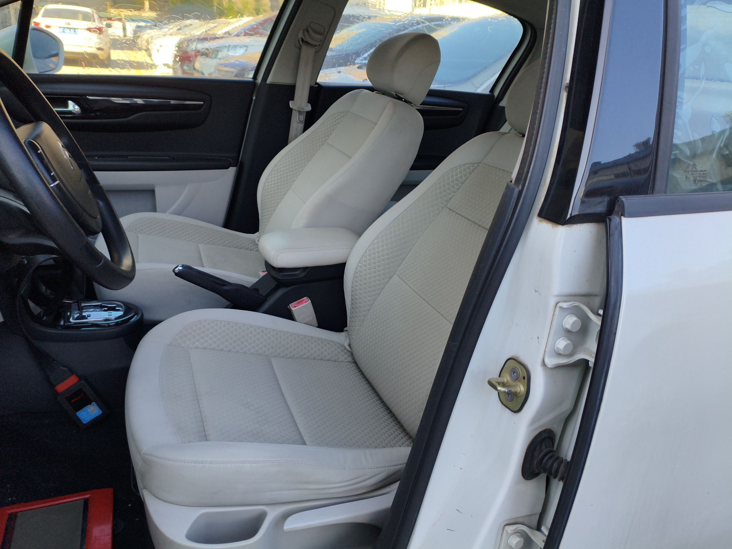 Переднее сиденье в автомобиле